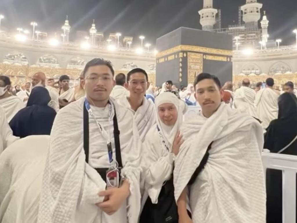 Melly Goeslow dan keluarga