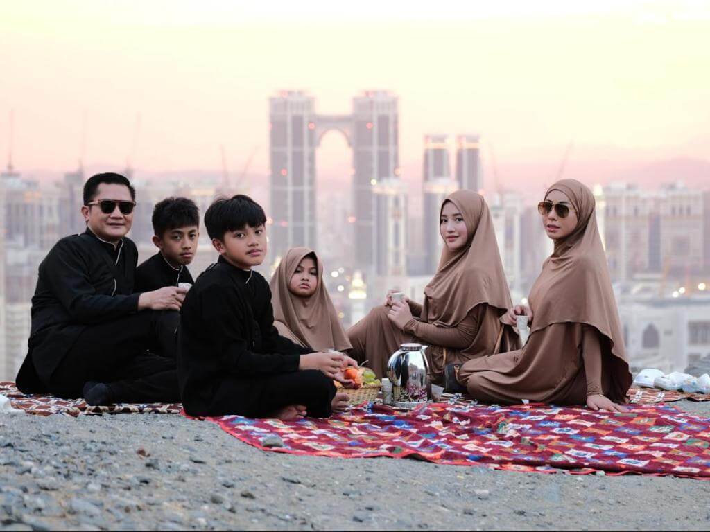 Gladys KLT, Mirza Denovan, dan keluarga