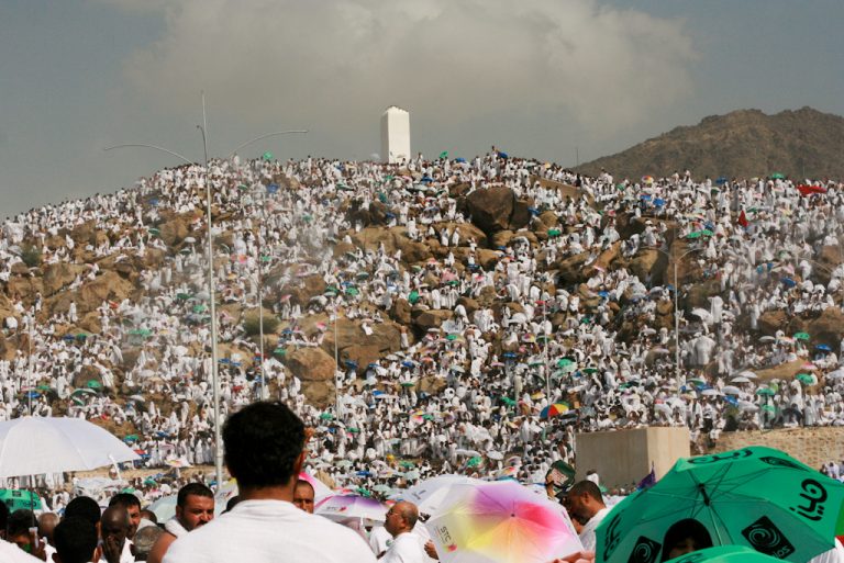 suasana di Jabal Rahmah saat wuquf (sumber : Wikipedia)