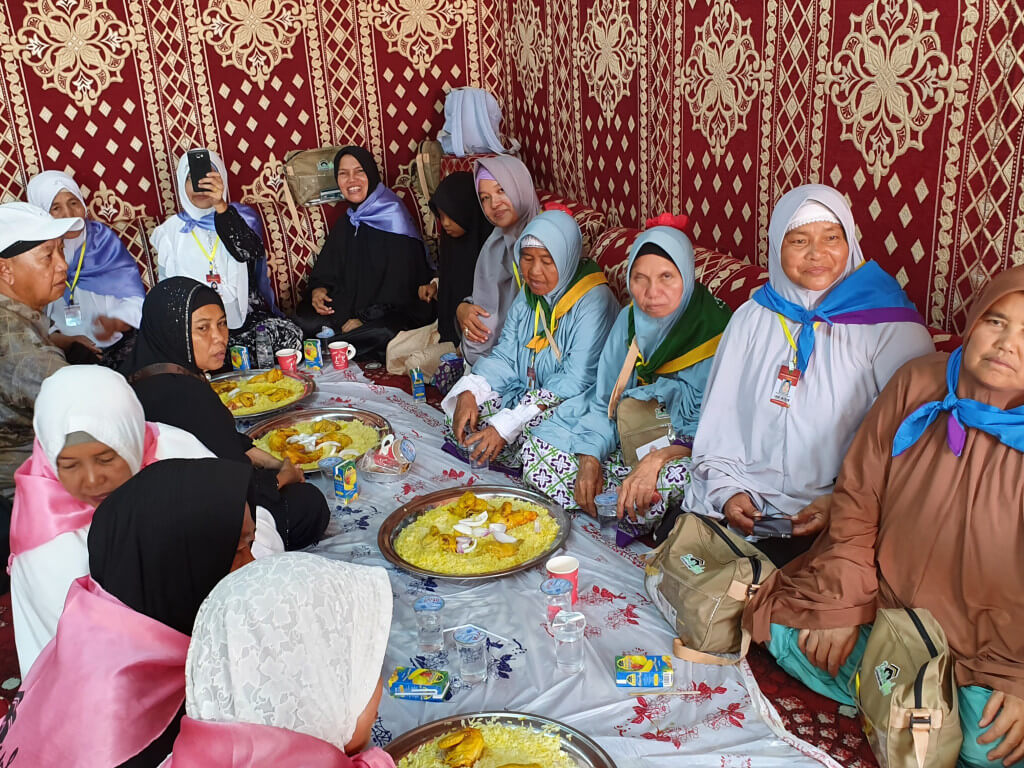 Makan bersama jamaah