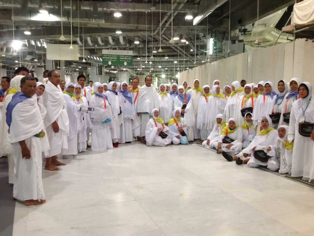 Jama'ah foto bersama setelah melakukan ibadah umrah