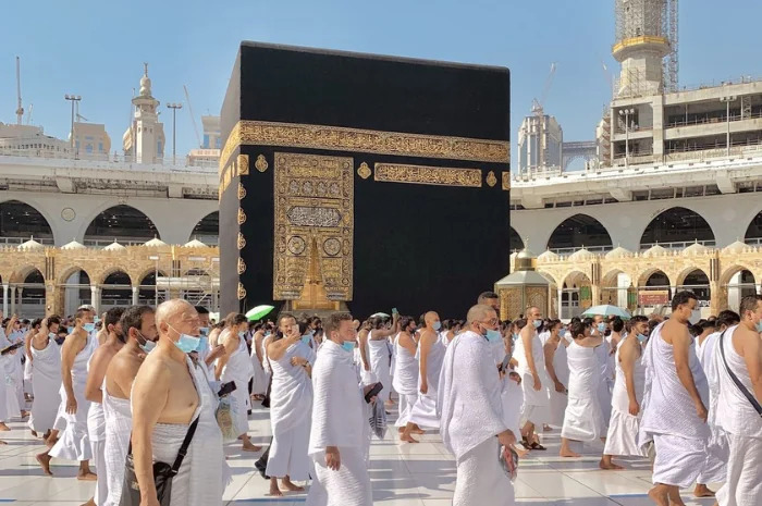 Jemaah-sedang-Melaksanakan-Tawaf.jpg