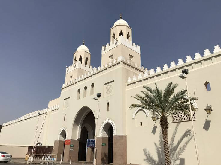 Gambar Masjid Bir Ali yang menjadi lokasi atau tempat dimulainya niat ihram bagi jamaah umrah/haji dari Madinah