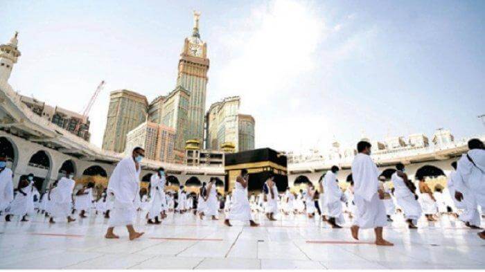 Gambar para Jamaah yang sedang melakukan Tawaf di Masjidil Haram.