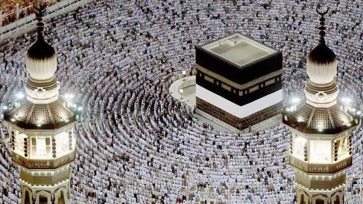 Foto Ka'bah di Masjidil Haram, Mekah, Arab Saudi, dikelilingi oleh ribuan jamaah yang sedang melakukan tawaf sebagai bagian dari ibadah haji 