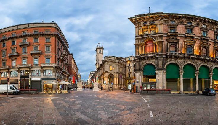 Plaza del Duomo, Alun-alun bersejarah Alun-alun yang dikelilingi oleh bangunan bersejarah yang megah