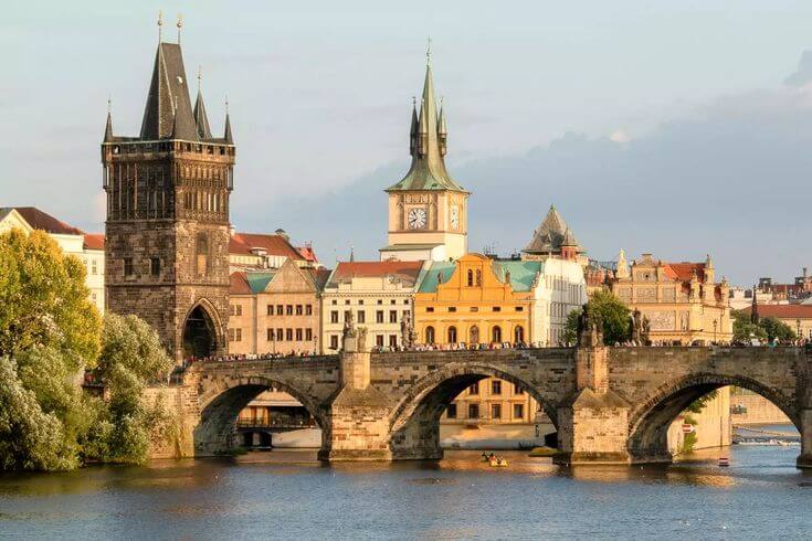 Panorama Kota Praha dengan latar belakang Jembatan Charles yang ikonik dan Kastil Praha yang megah