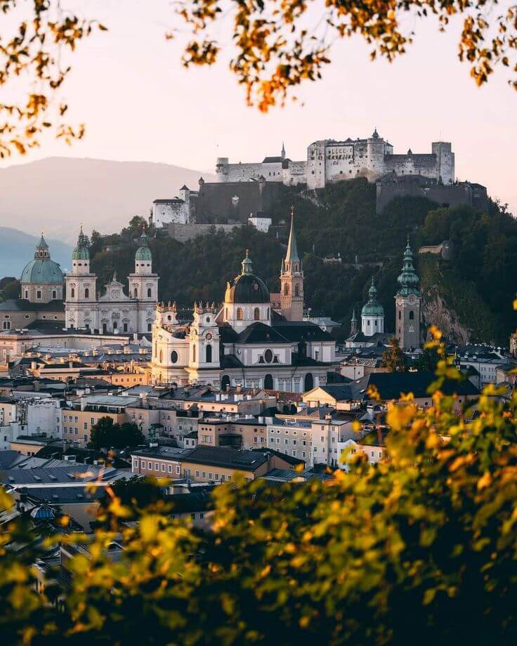 Keindahan kota Salzburg, Austria, dengan pemandangan kota tua yang dihiasi bangunan bergaya Baroque