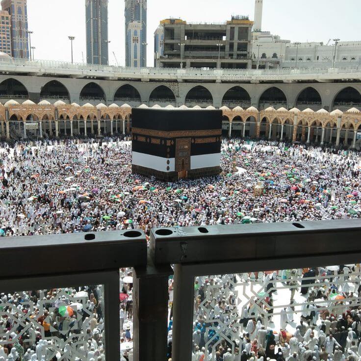 Gambar Ka'bah di tengah Masjidil Haram,