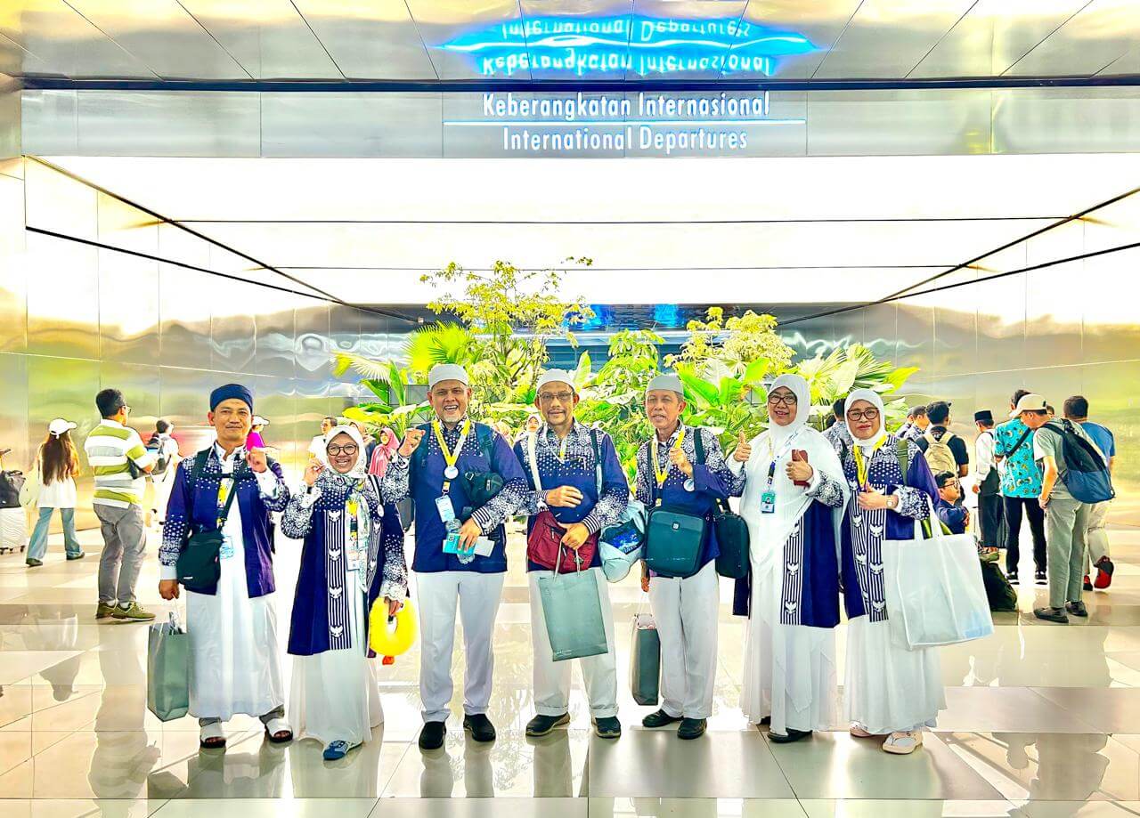 Foto Jamaah Haji Furoda 2024 RH Tour - Muslimtravel.id sebelum memasukin pintu imigrasi