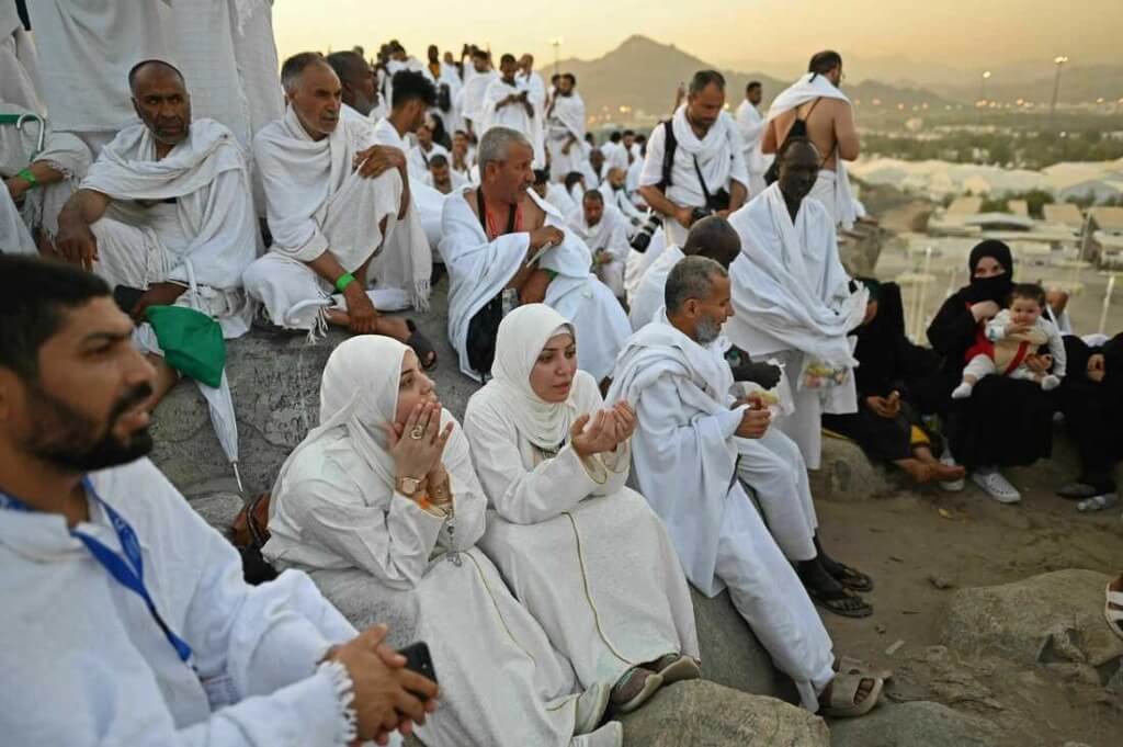 Gambar Jamaah Haji yang sedang berdoa dengan khusyu'