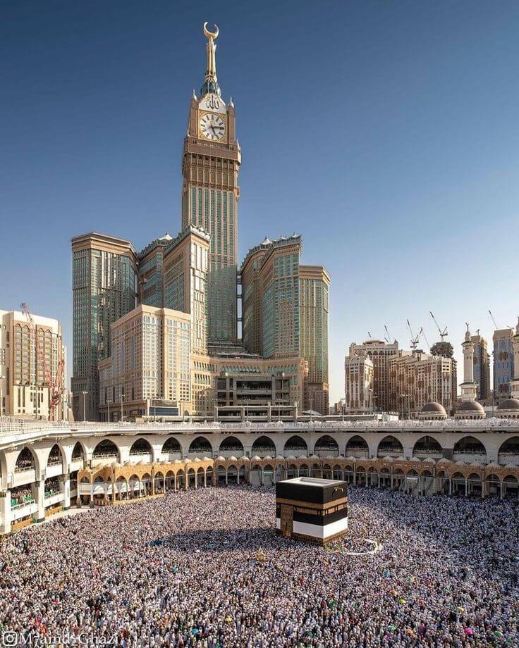 Gambar Ka'bah yang megah di Masjidil Haram, Makkah, dikelilingi oleh jemaah yang sedang melaksanakan tawaf dalam suasana ibadah yang khusyuk.