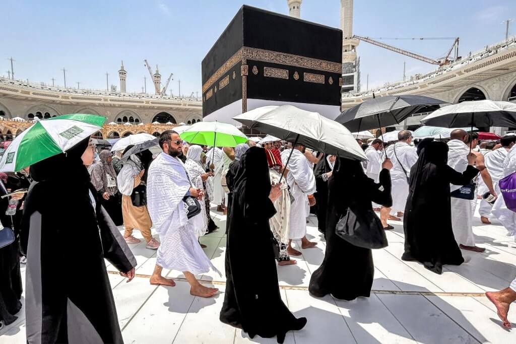 Potret Jamaah Umrah yang sedang Melakukan Thawaf di Masjidil Haram