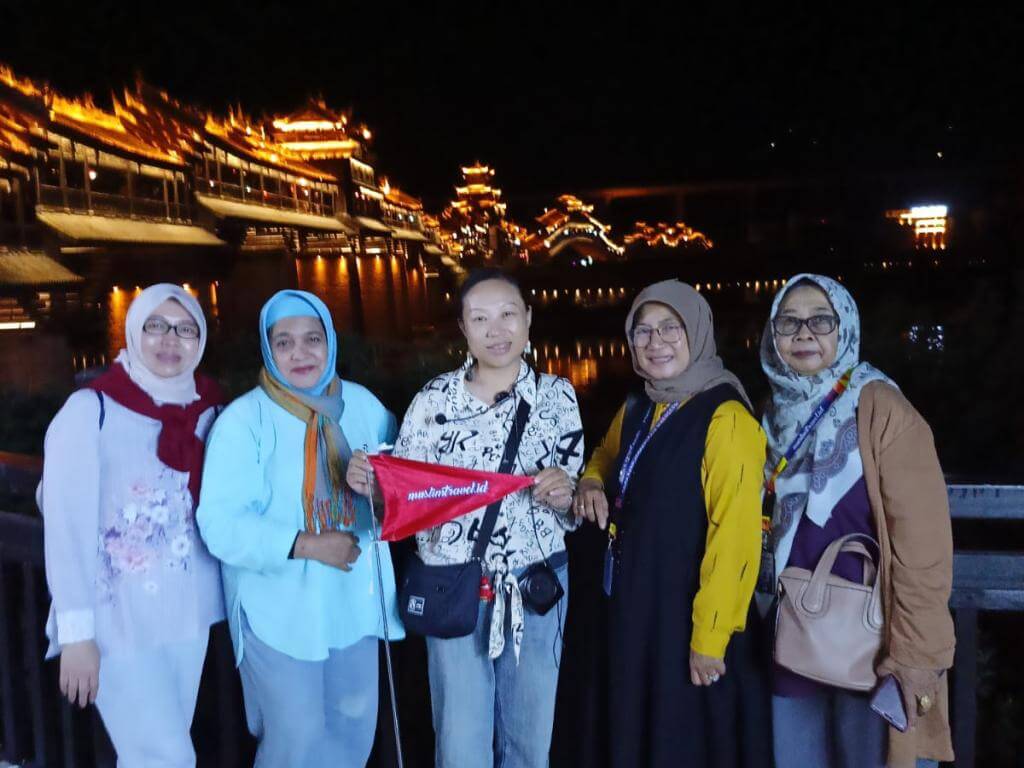zhangjiajie fenghuang chongqing muslimtravel.id 2025
