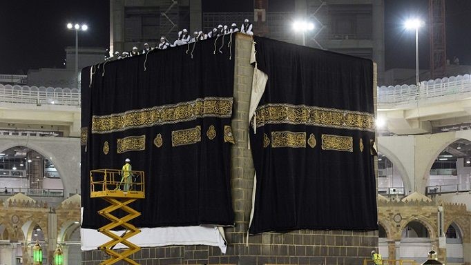 penggantian kain kiswah kabah.jpg