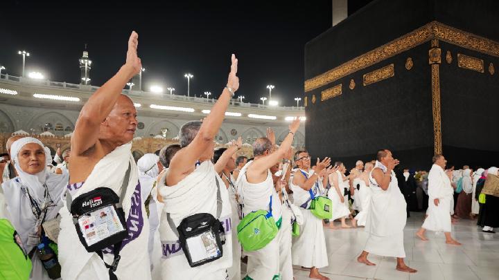 jamaah umrah indonesia melakukan tawaf.jpg