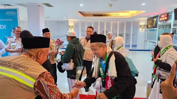jamaah haji indonesia dengan petugas haji.jpg