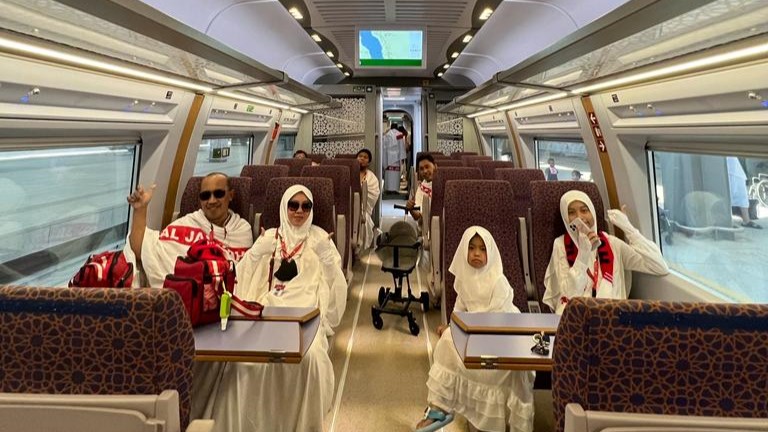 foto jamaah didalam kereta cepat haramain.jpg
