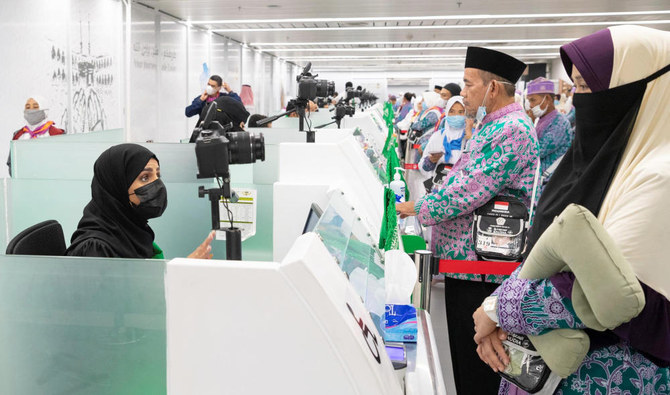 petugas arab saudi dengan jamaah dari indonesia.jpg