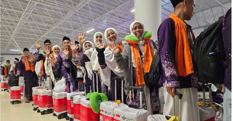 jamaah umrah indonesia di bandara.jpg