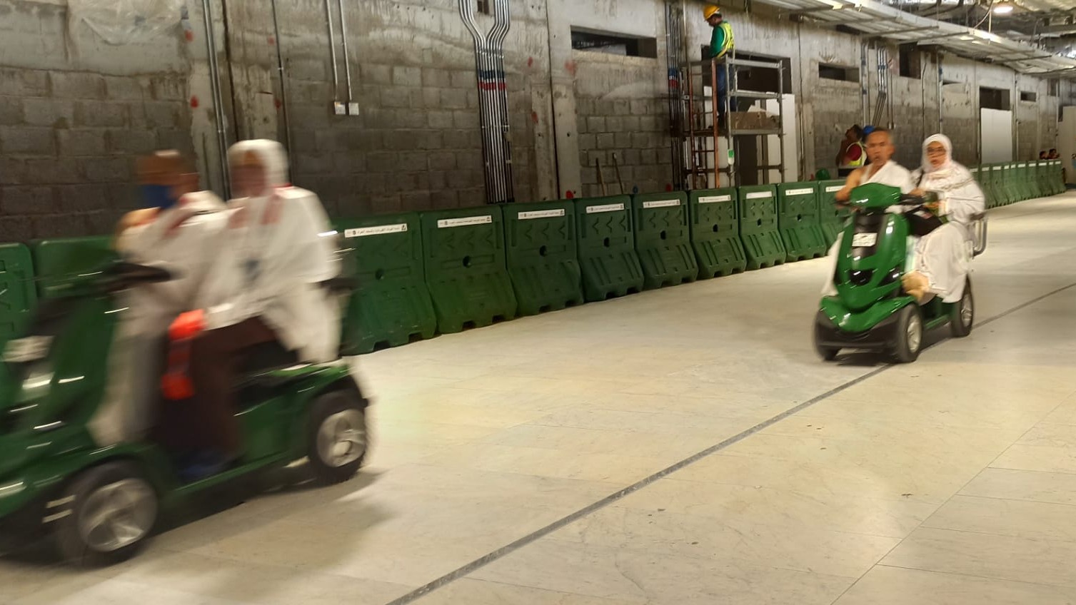 jamaah menggunakan skuter listrik untuk tawaf atau sa'i.jpg