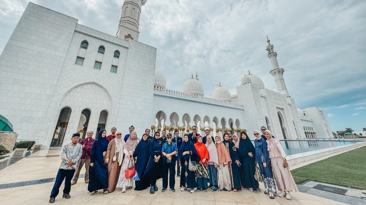 jamaah umrah dago wisata di masjid quba.jpg