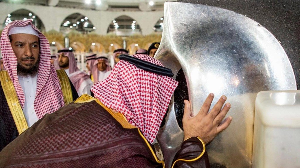 mencium hajar aswad.jpg