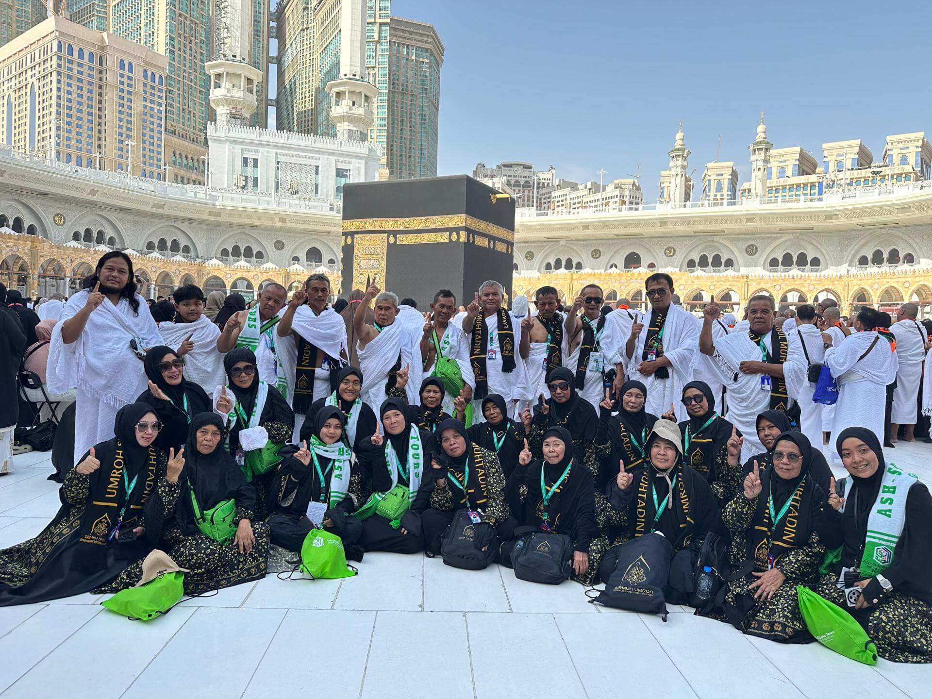 FOTO GROUP BUS 2 UMROH AKBAR 2025.jpg