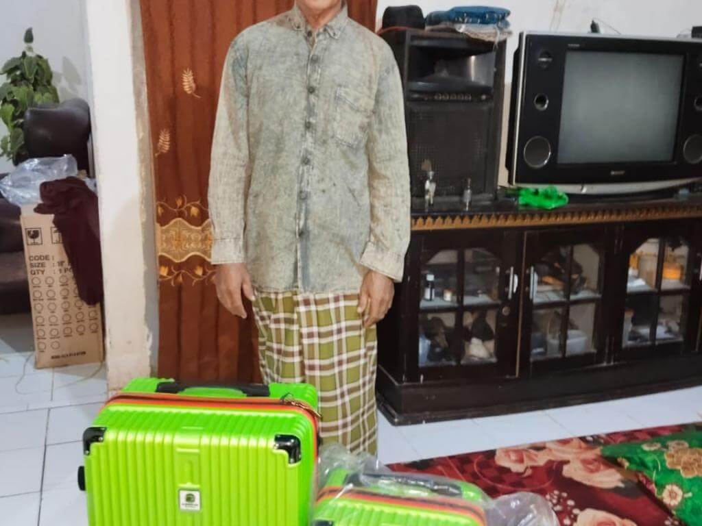 Penyerahan Koper Jamaah Al Mukhtar Tours