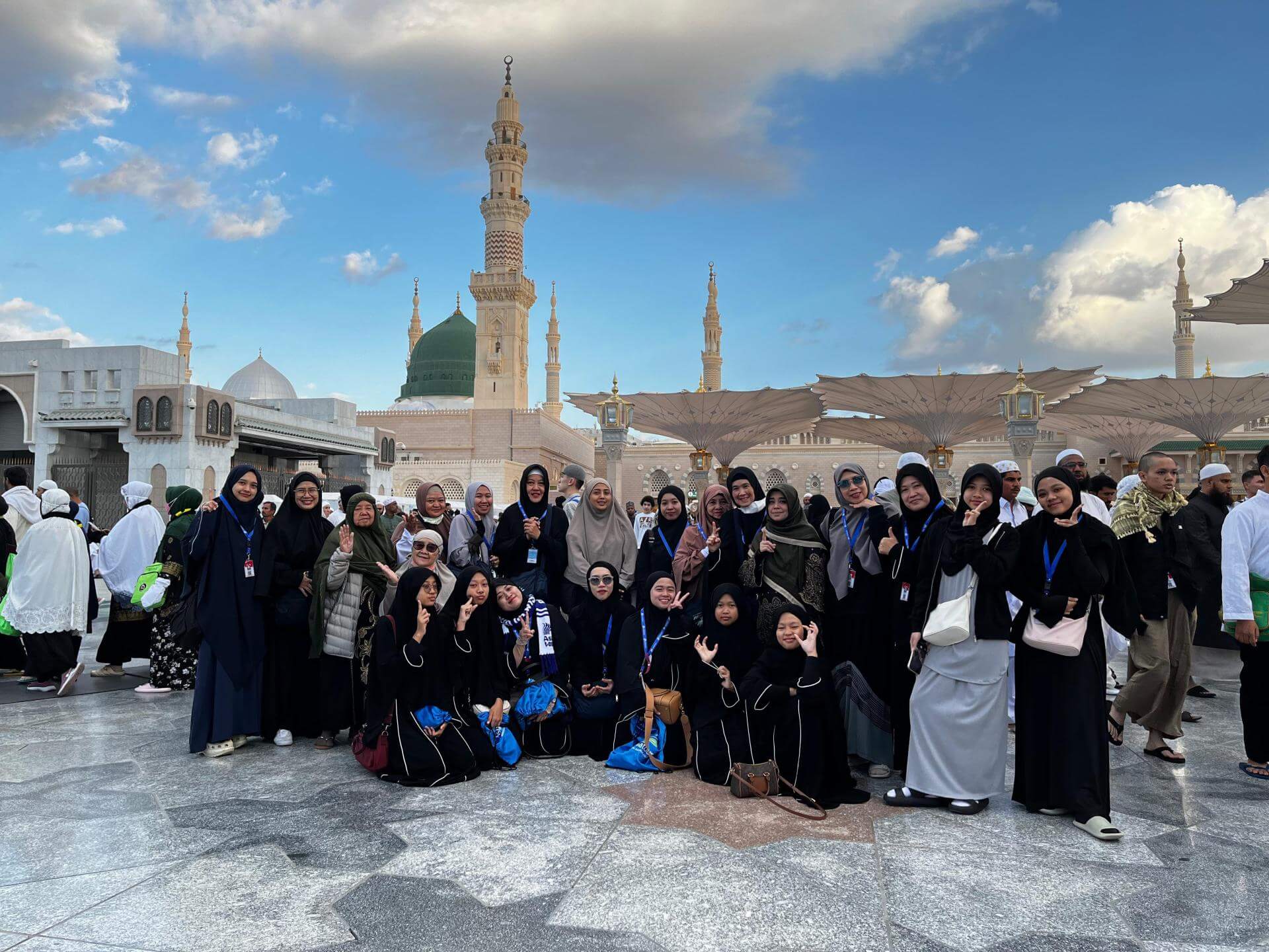 jamaah-asiatour-di-pelataran-masjid-nabawi.jpg