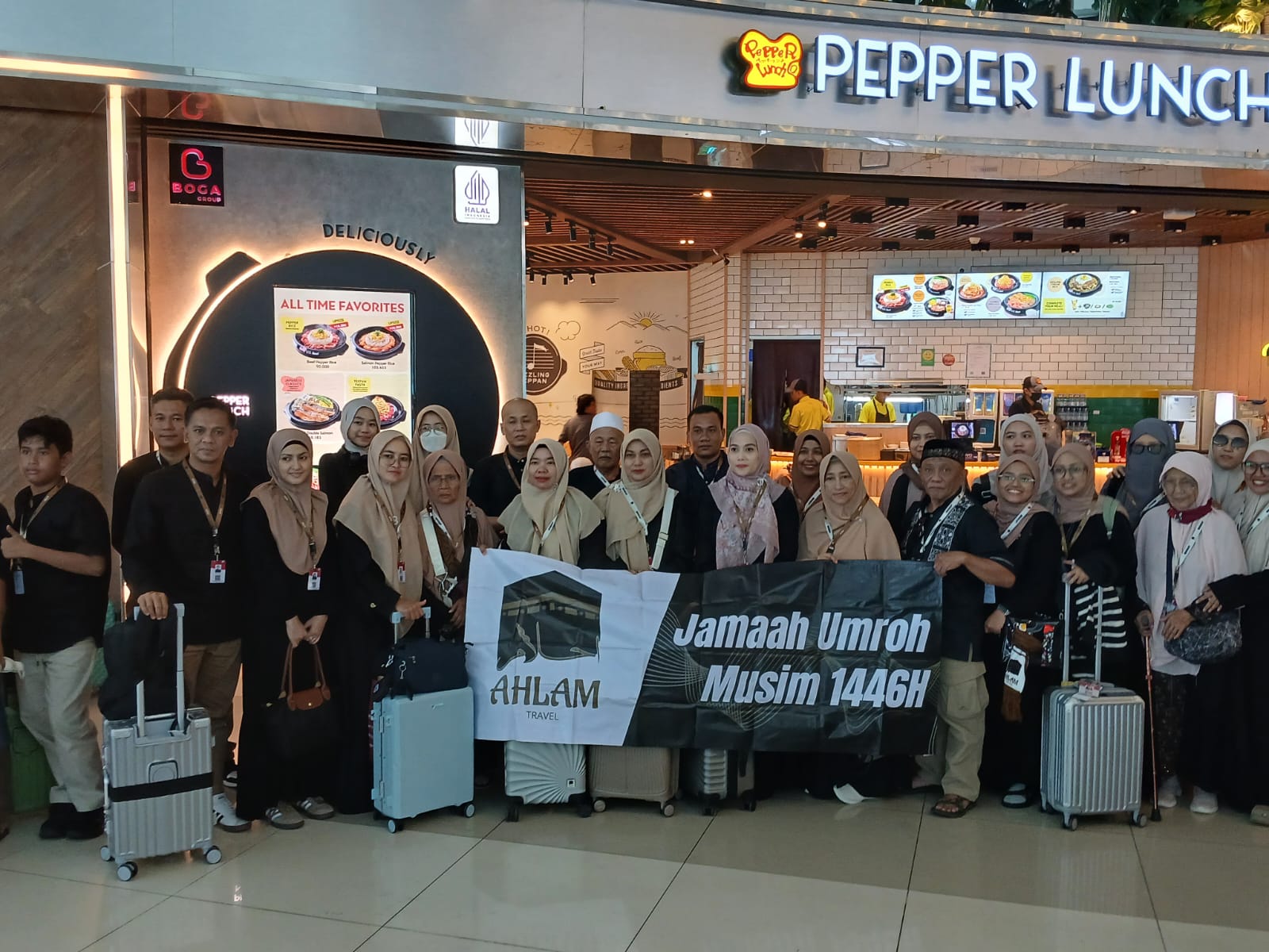 Jamaah Ahlam saat keberangkatan di bandara