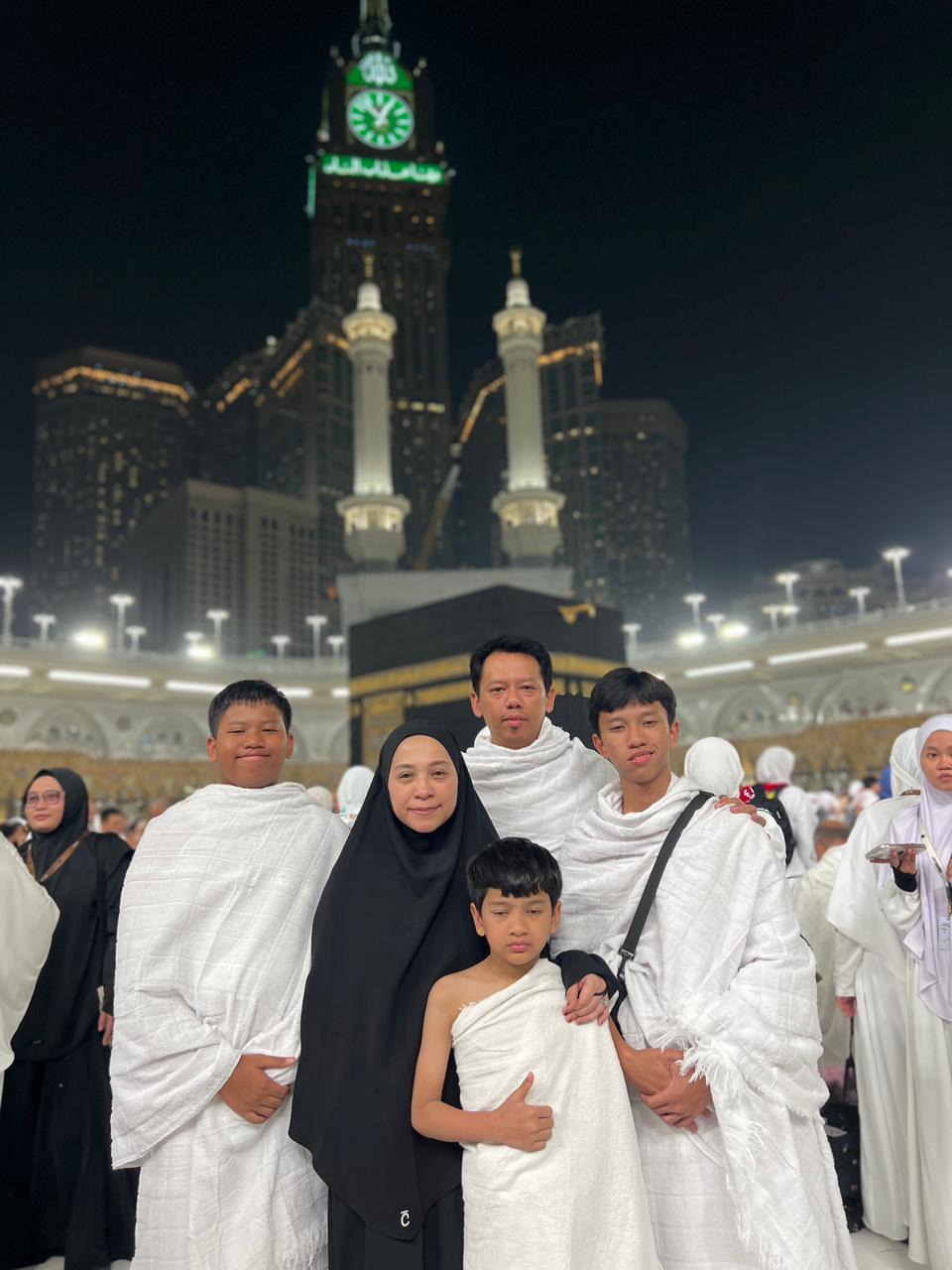 Jamaah Ahlam bersama keluarga saat perjalanan umroh