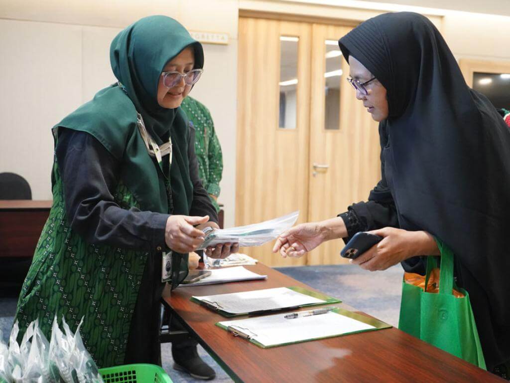 Petugas melayani jemaah saat registrasi keberangkatan