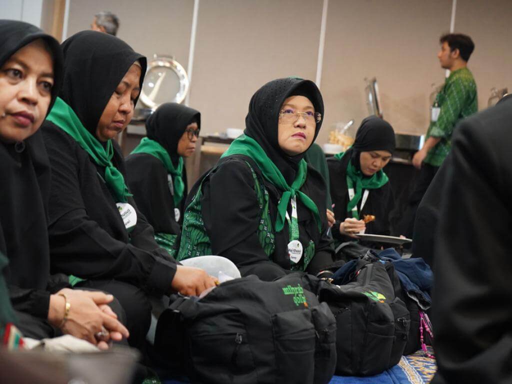 menyimak arahan Pembimbing Ibadah