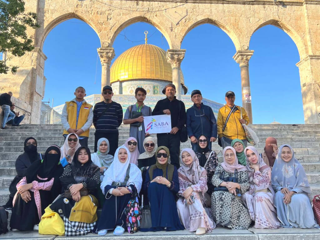 foto bersama di masjidil aqsa bersama bu nur asia