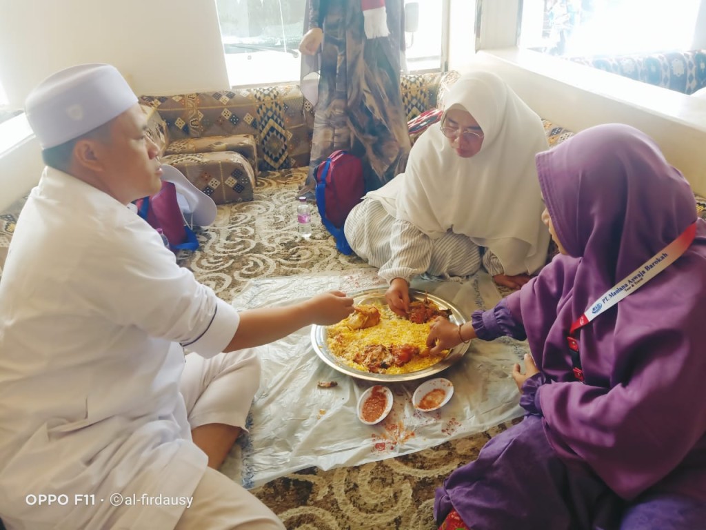 Jamaah menikmati Nasi Mandhi