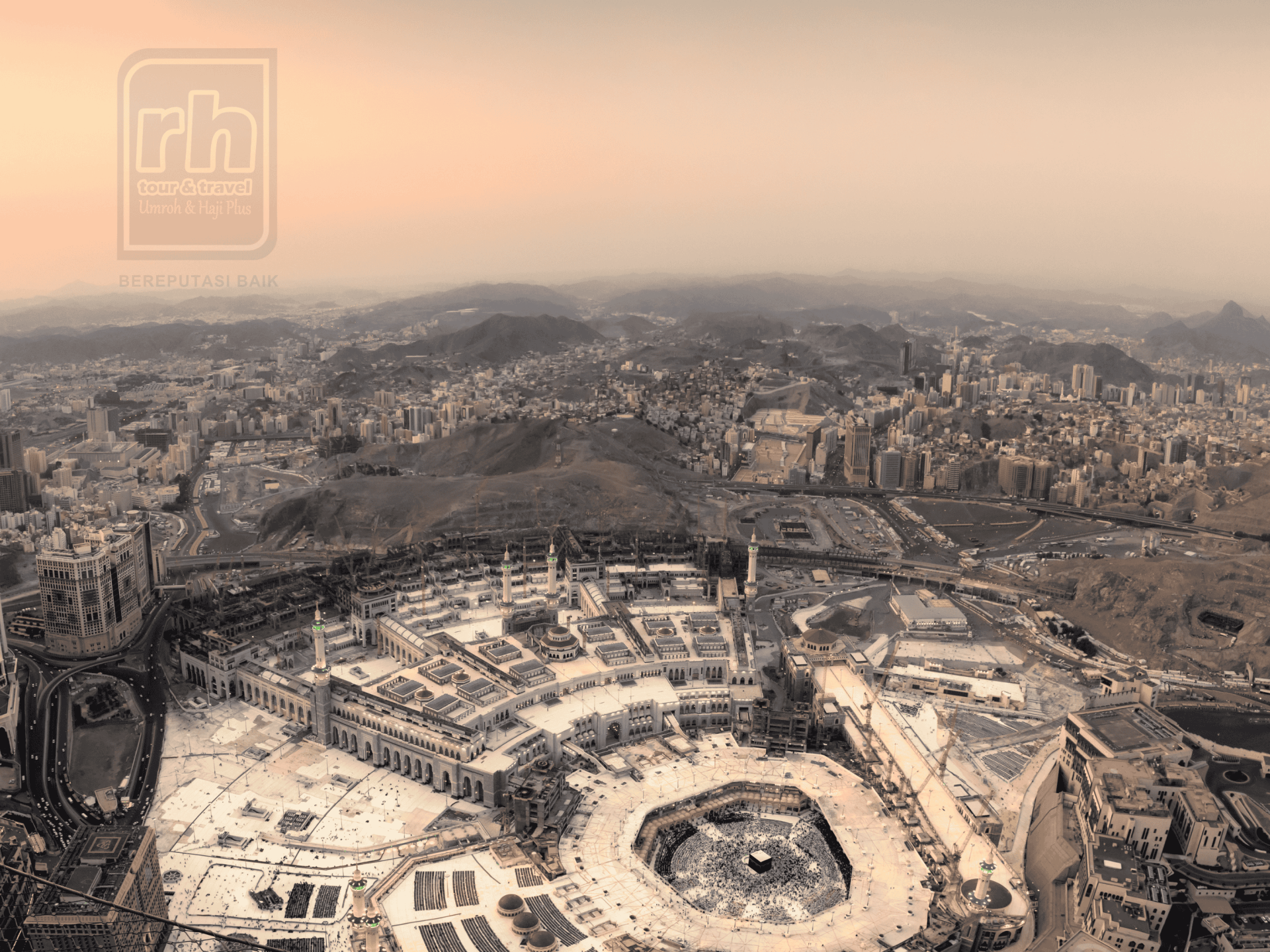 Flyer paket Produk New Umrah 2025 (WEB) (1).png