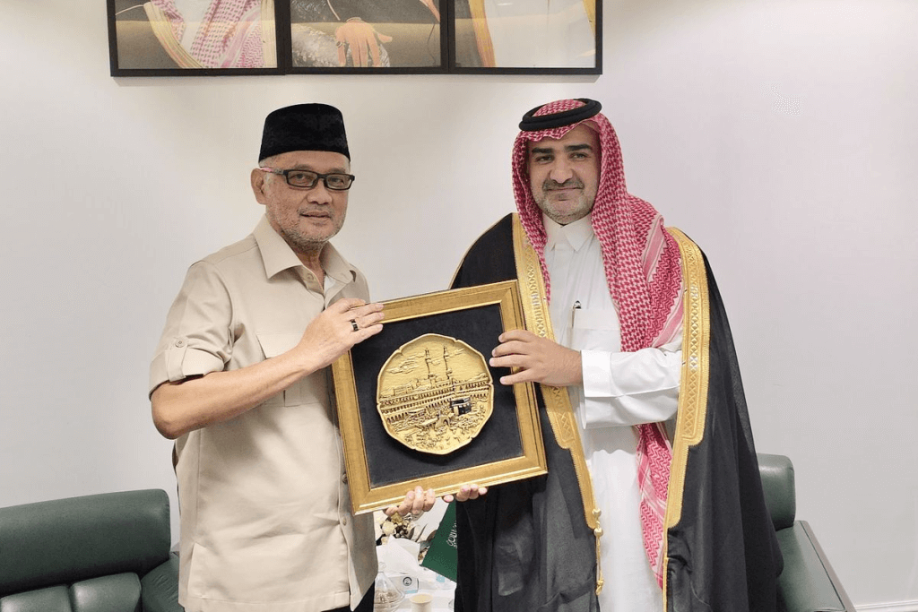 Gambar 2  Kepala Badan Penyelenggara Haji bertemu dengan Deputi Menteri Haji Arab Saudi.png