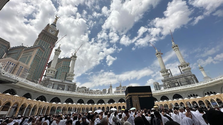 mecca-saudi-arabia-mar-28-2024-al-kaaba-al-haram-mosque-muslim-pilgrims-perform-hajj-um_845403-1075.jpg
