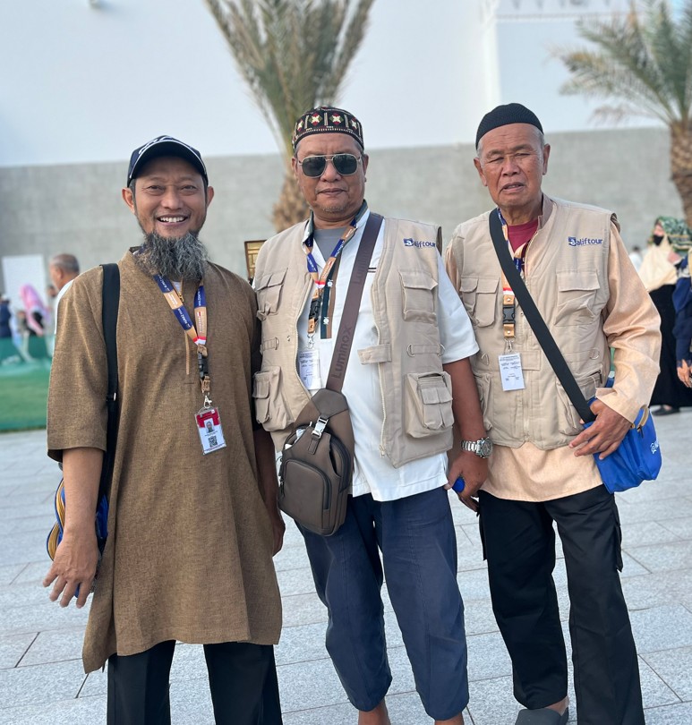 almaztour.co.id