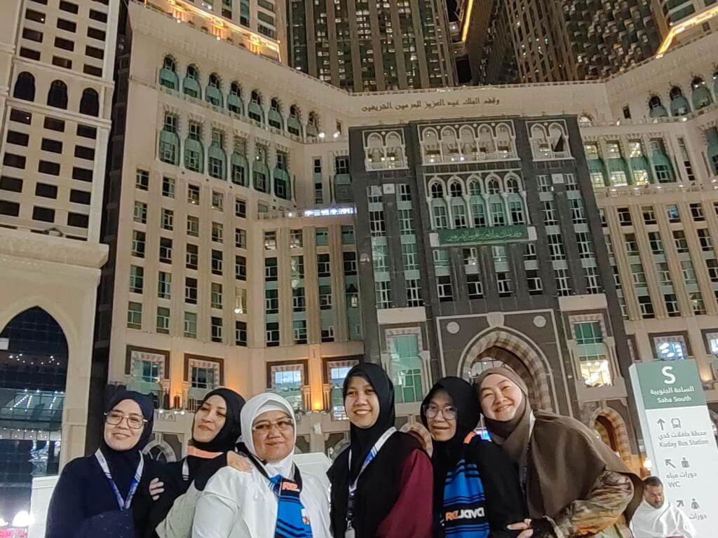 Foto dibawah tower zamzam 2