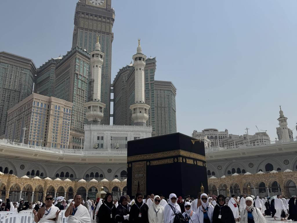 Foto bersama di depan Ka'bah