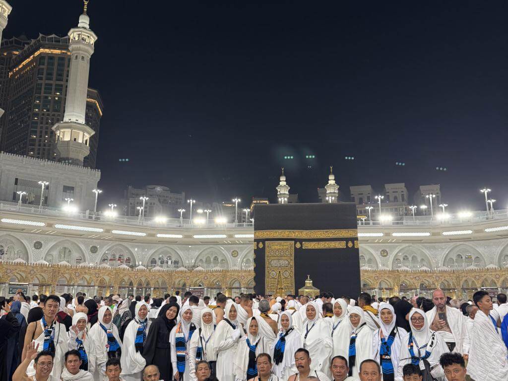 Foto bersama di depan Ka'bah