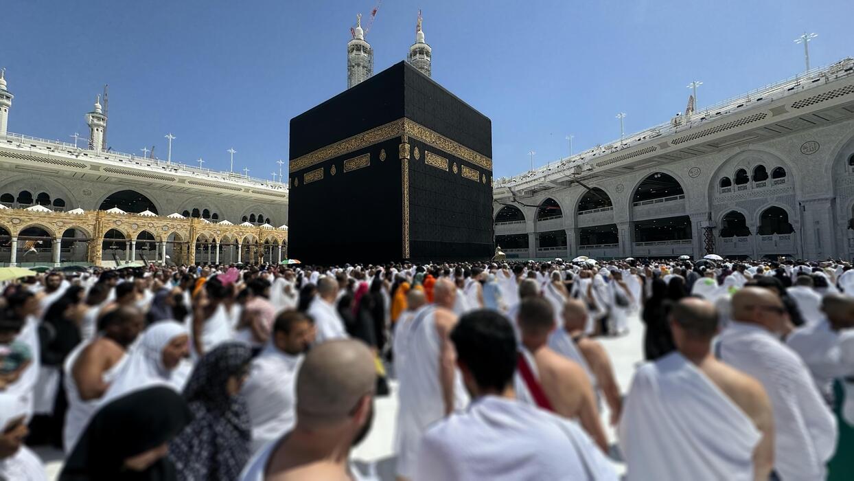 muslim-pilgrims-perform-tawaf-around-the-kaaba-after-dawn-prayer-at-masjid-al-haram-in-makkah-saudi-arabia-muslims-worldwide-face-the-kaaba-in-prayer-symbolizing-unity-and-devotion-in-islam-