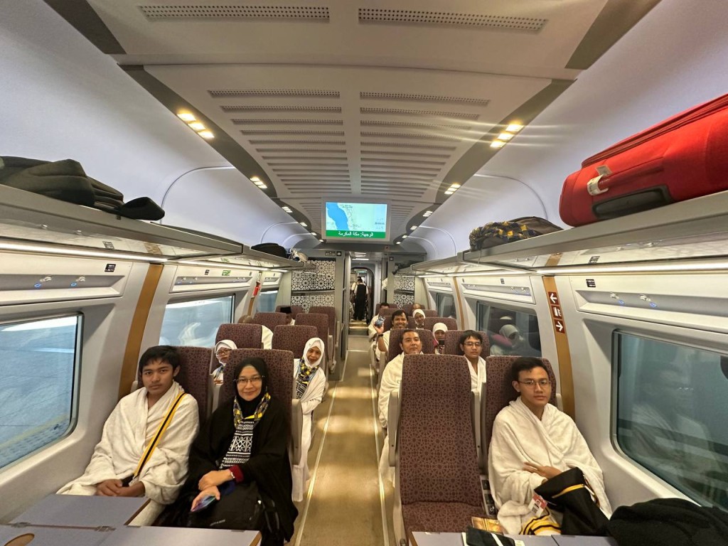 Jamaah di dalam Kereta Cepat Haramain