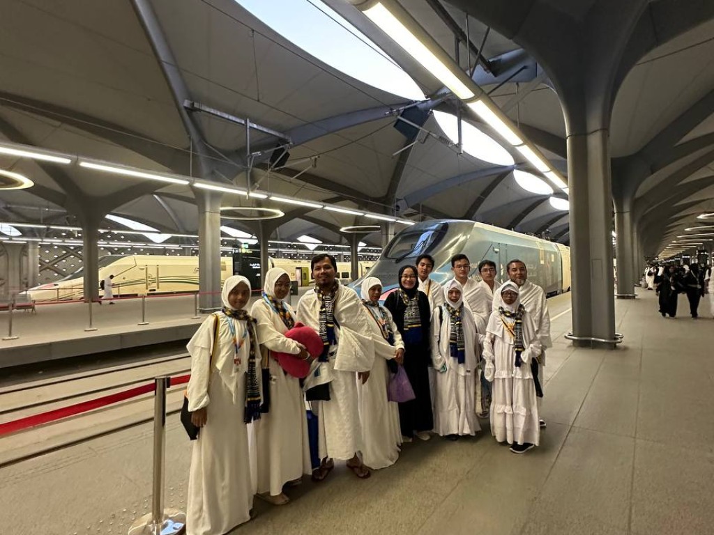 Jamaah di Stasiun Kereta Cepat Haramain