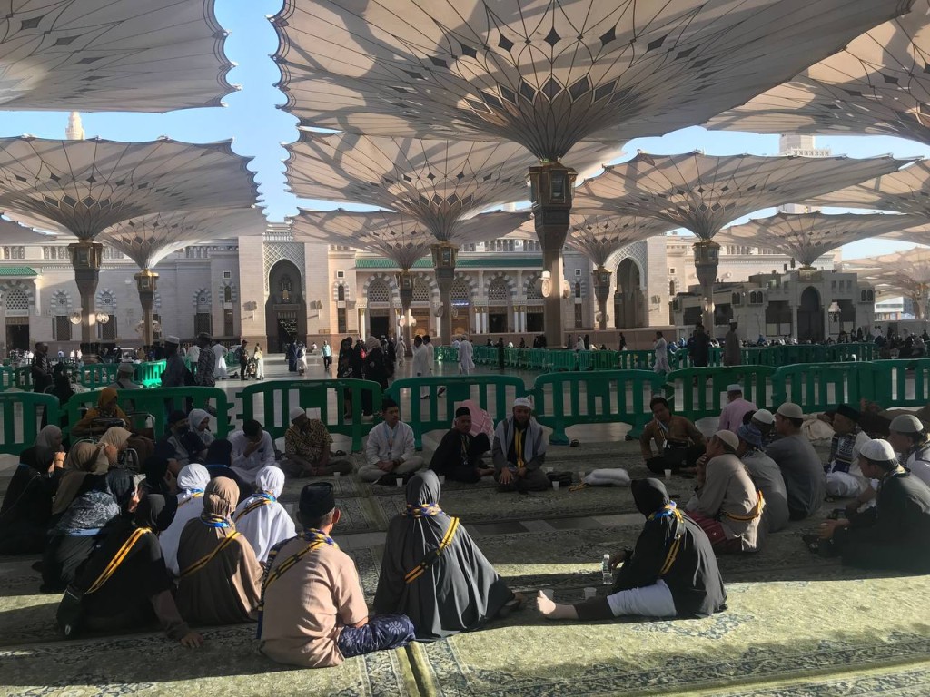 Jamaah di pelataran Masjid Nabawi