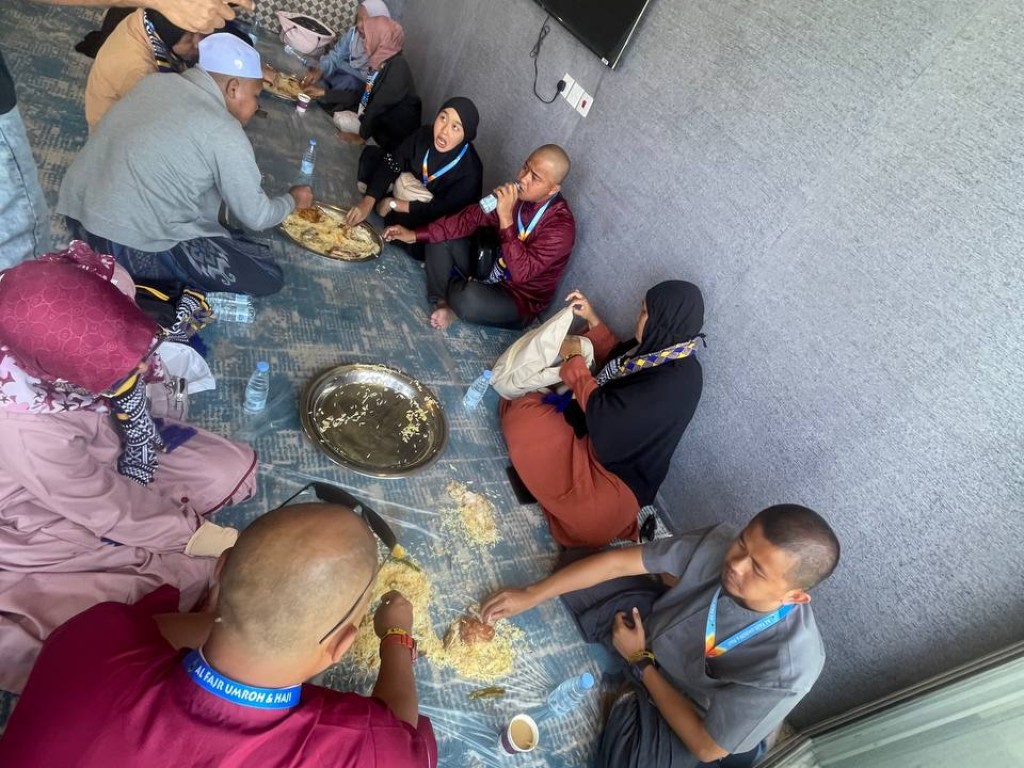 Jamaah sedang makan nasi Mandi