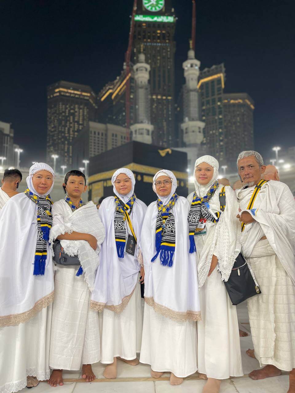 Jamaah umroh AlFajr travel umroh dan Haji didepan Kabah