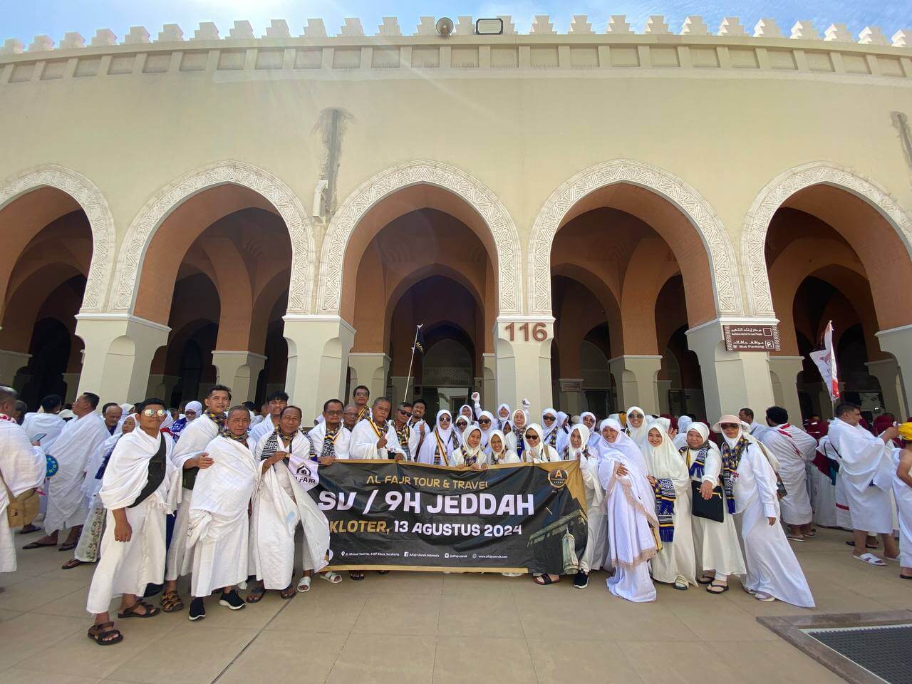 Jamaah umroh AlfAJR Travel sedang ambil miqot di Bir Ali